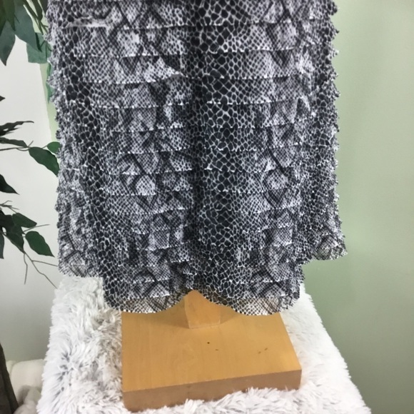 Notations large black and white layered ruffled sleeveless top
Fully lin… - Picture 12 of 14